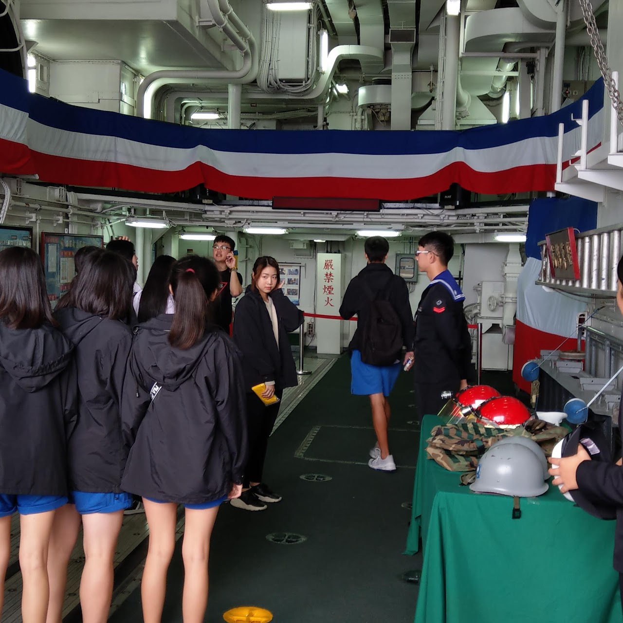 海軍中正營區參訪 船內