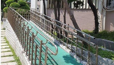行政大樓旁的斜坡道